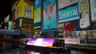 俳優・声優の小山力也さんがナレーション出演！日本初のLEDビジョン搭載広告船「LEDアドクルーズ」PR動画を公開のメイン画像