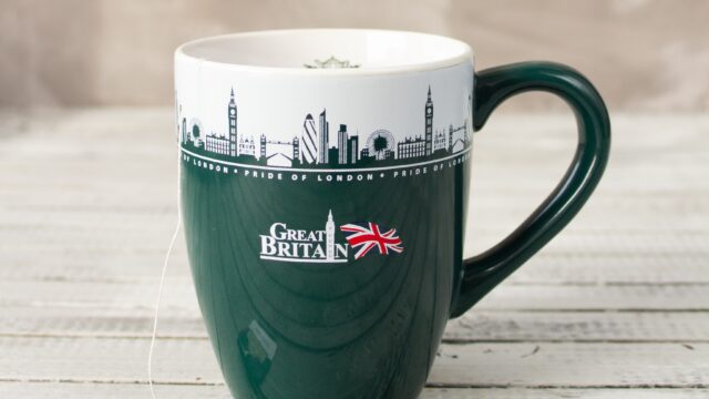 英国紅茶アーマッドティー「知るカフェ」へオリジナルマグを提供開始のメイン画像